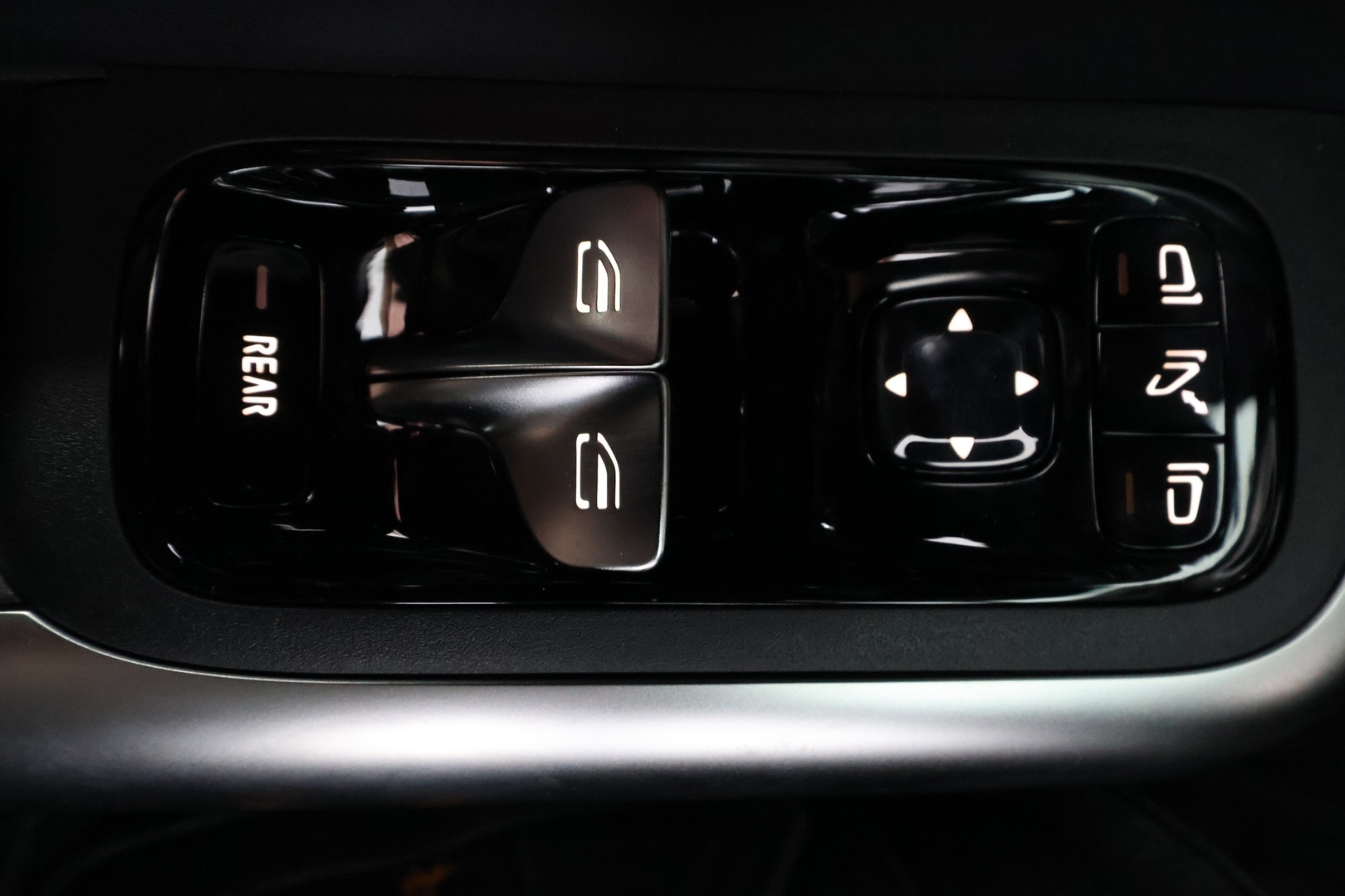 MERCEDES-BENZ GLB 2026