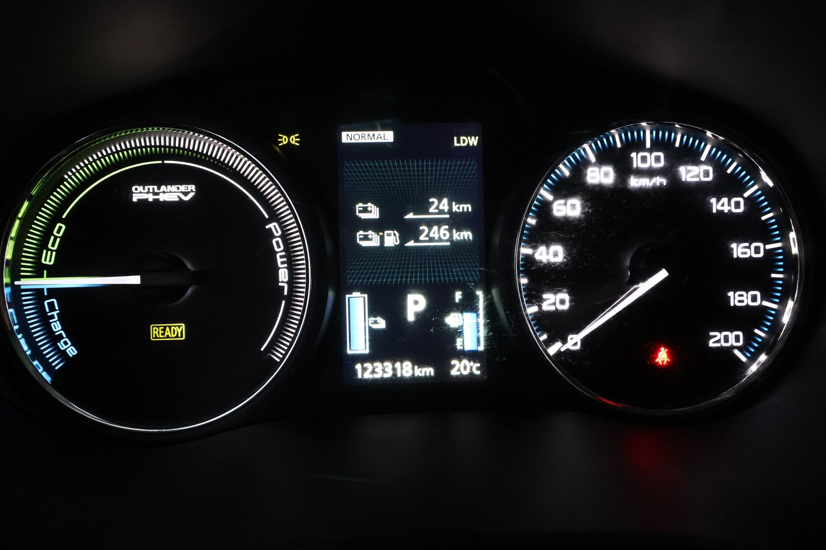 MITSUBISHI Outlander PHEV 2016
