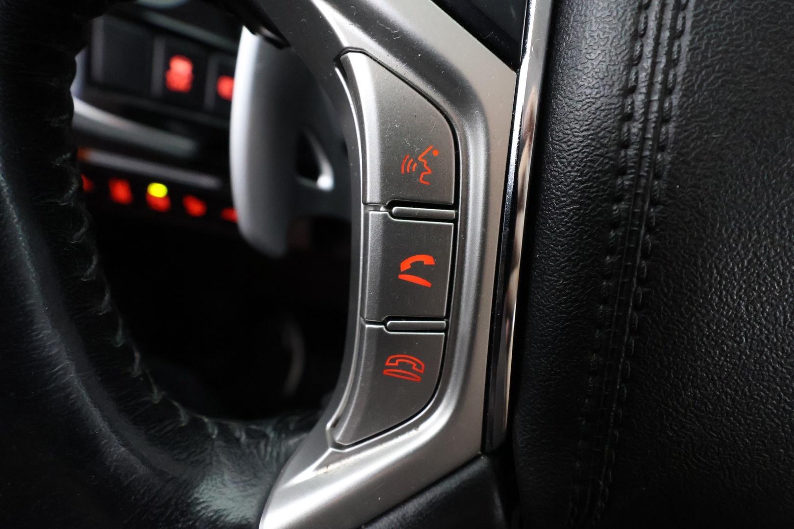 MITSUBISHI Outlander PHEV 2016