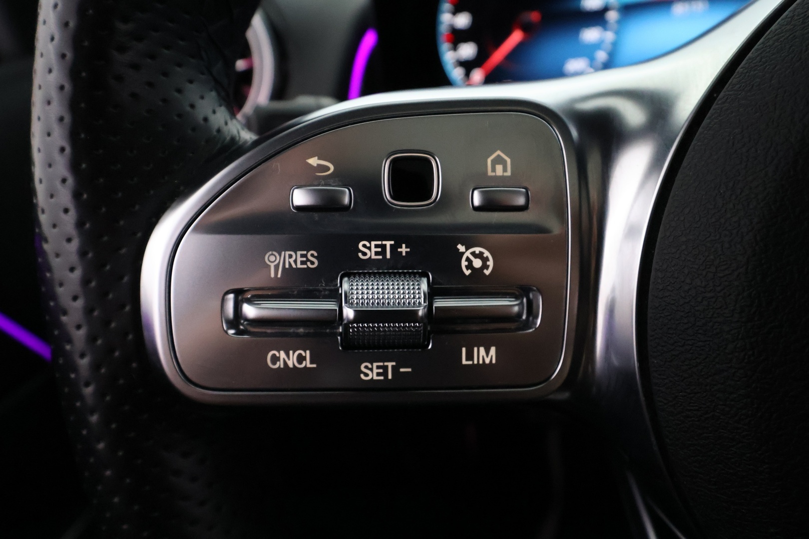 MERCEDES-BENZ EQB 2023