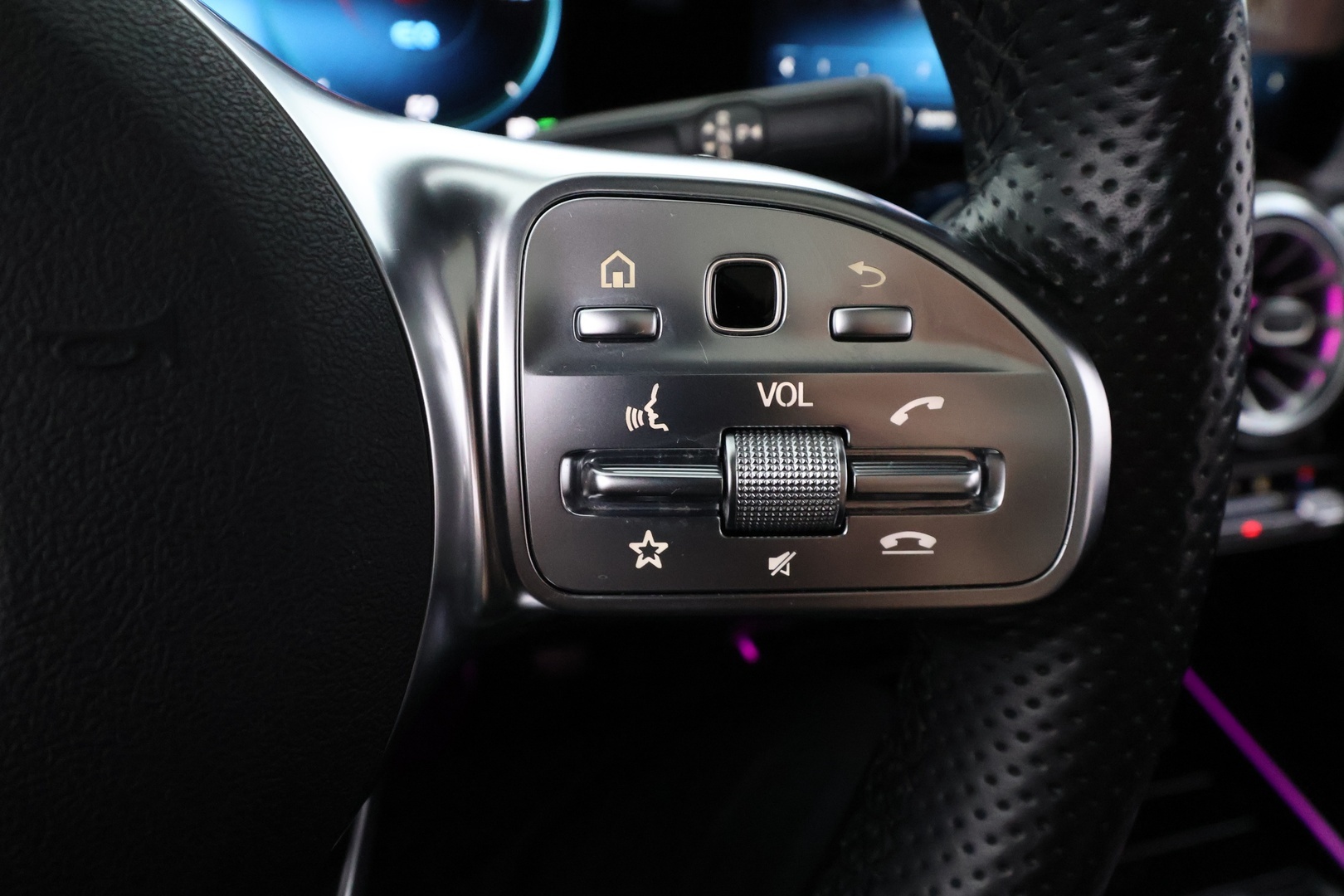MERCEDES-BENZ EQB 2023