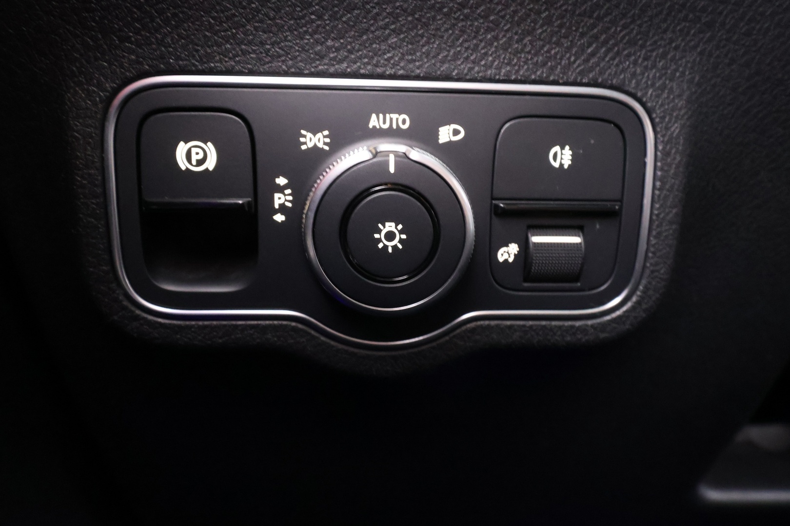 MERCEDES-BENZ EQB 2023