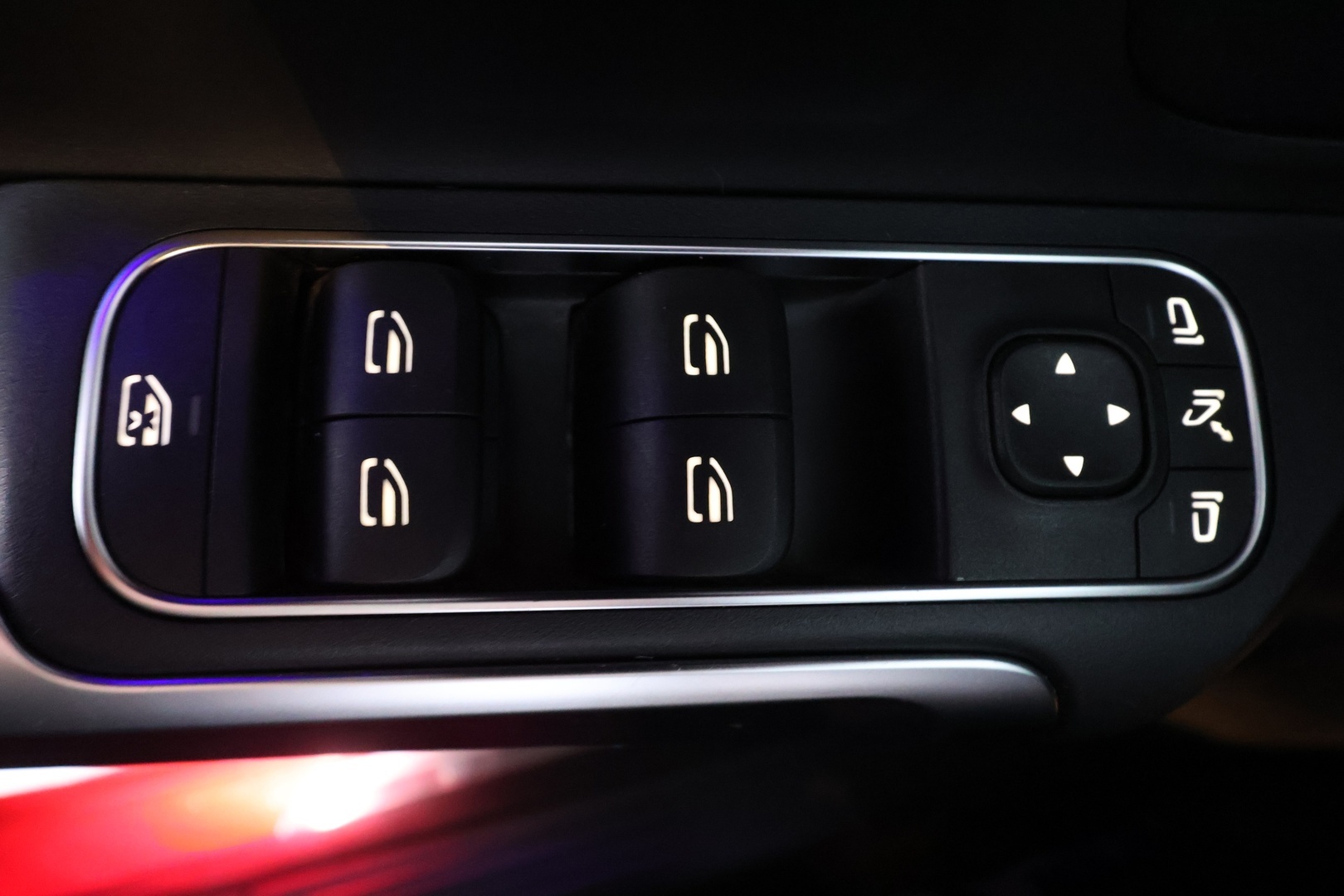MERCEDES-BENZ EQB 2023