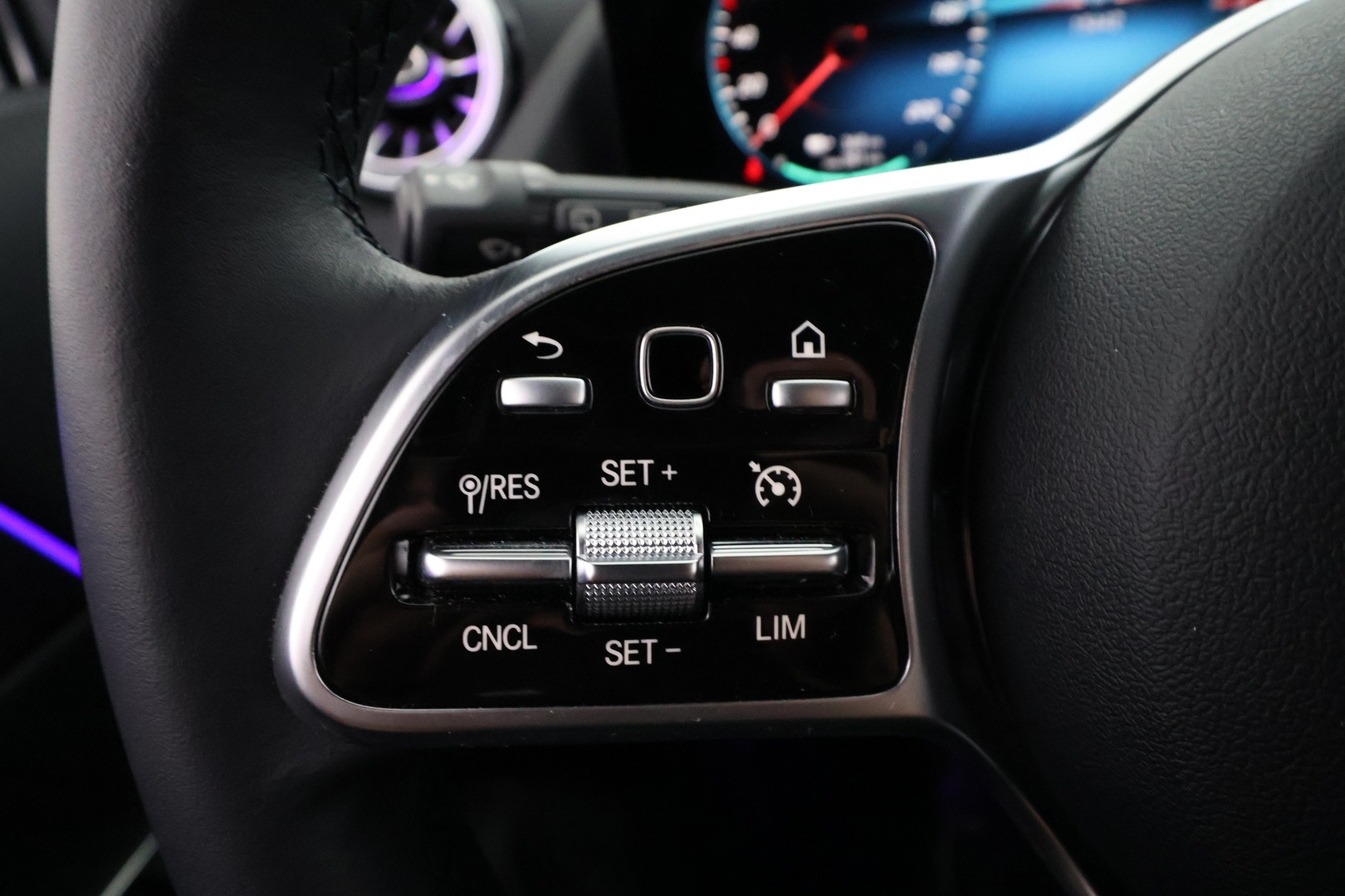 MERCEDES-BENZ EQA 2024