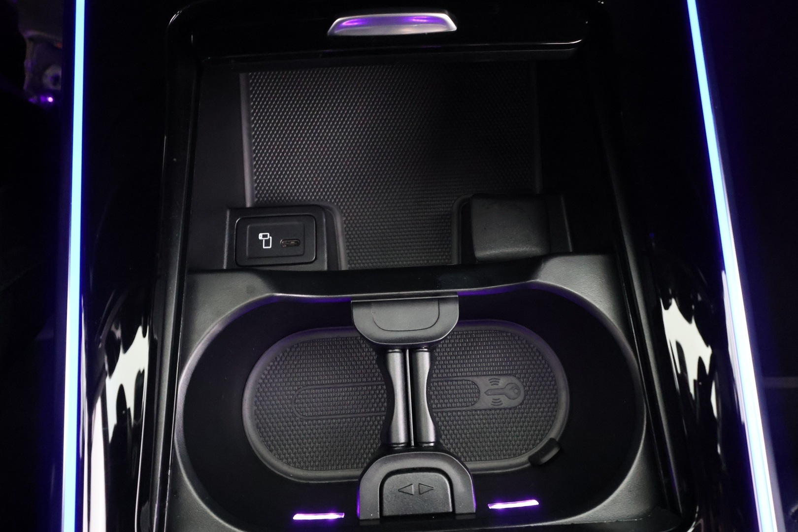 MERCEDES-BENZ EQA 2024