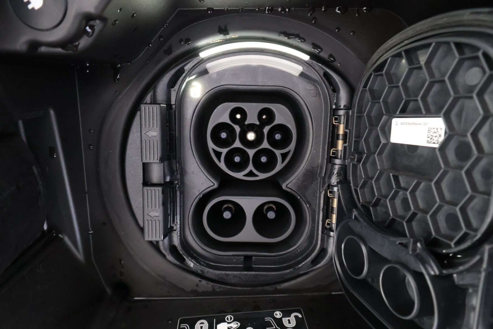 MERCEDES-BENZ EQA 2024