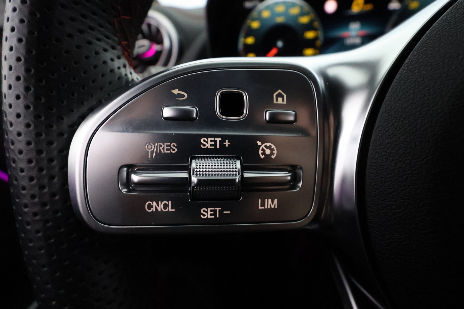 MERCEDES-BENZ EQA 2024