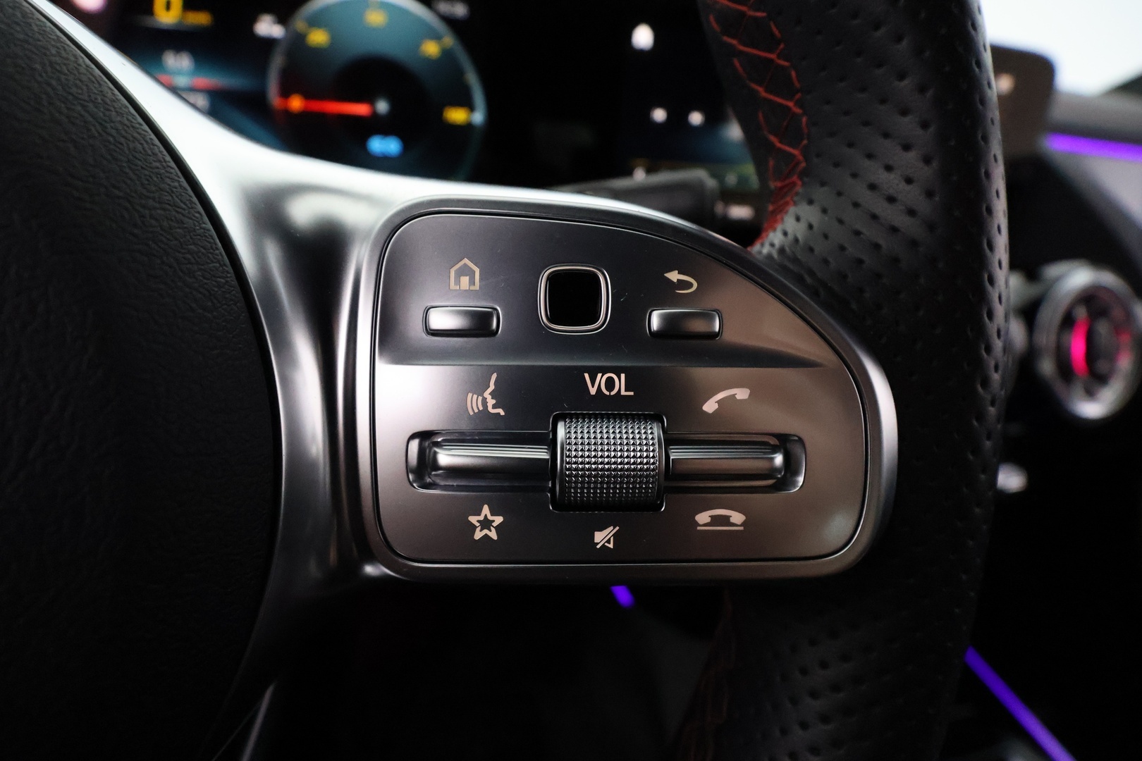 MERCEDES-BENZ EQA 2024