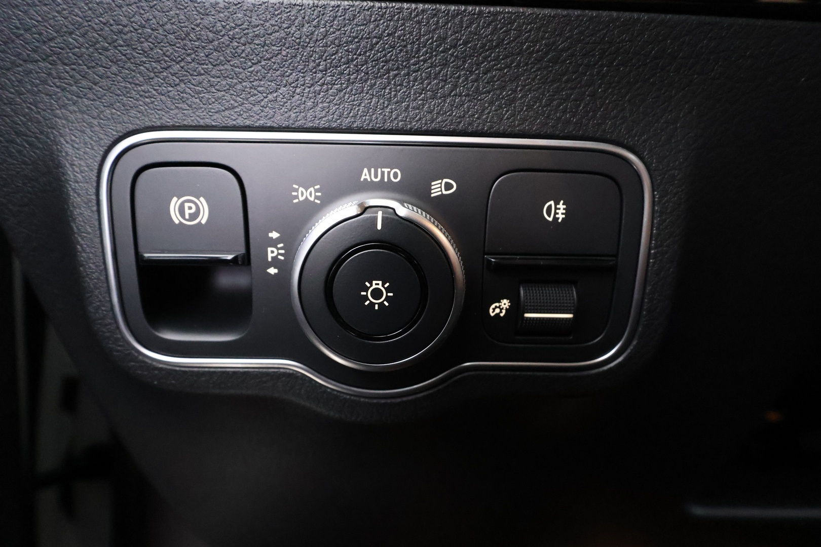 MERCEDES-BENZ EQA 2024