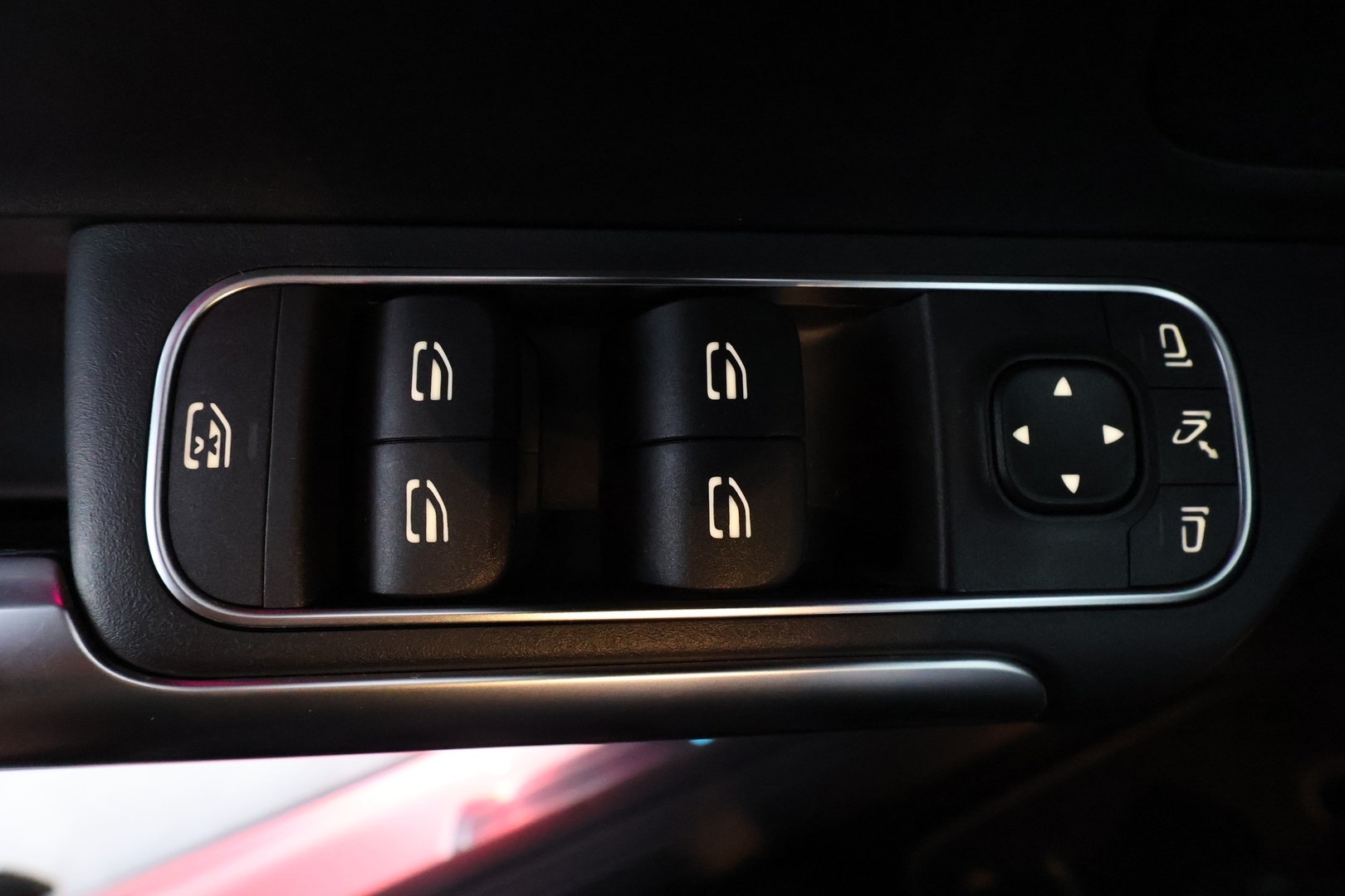 MERCEDES-BENZ EQA 2024