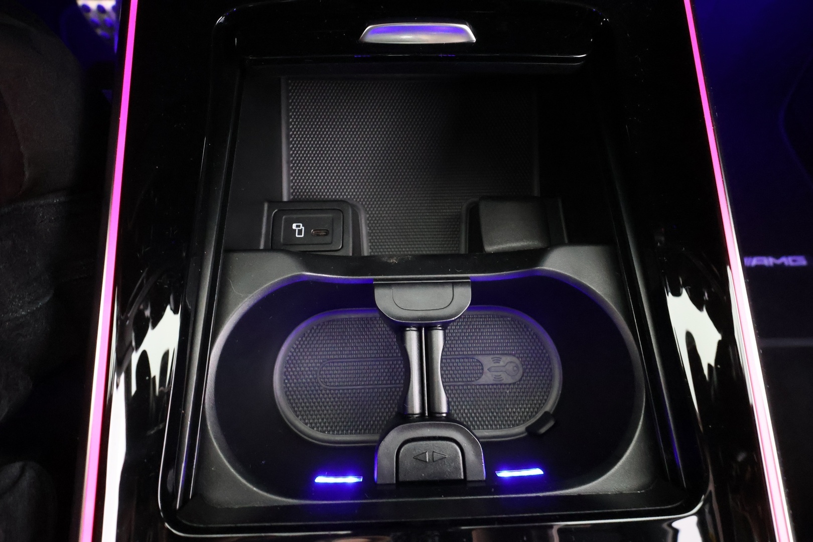 MERCEDES-BENZ EQA 2024