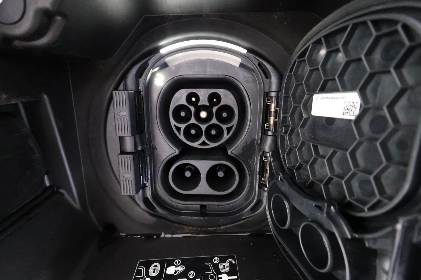 MERCEDES-BENZ EQA 2024