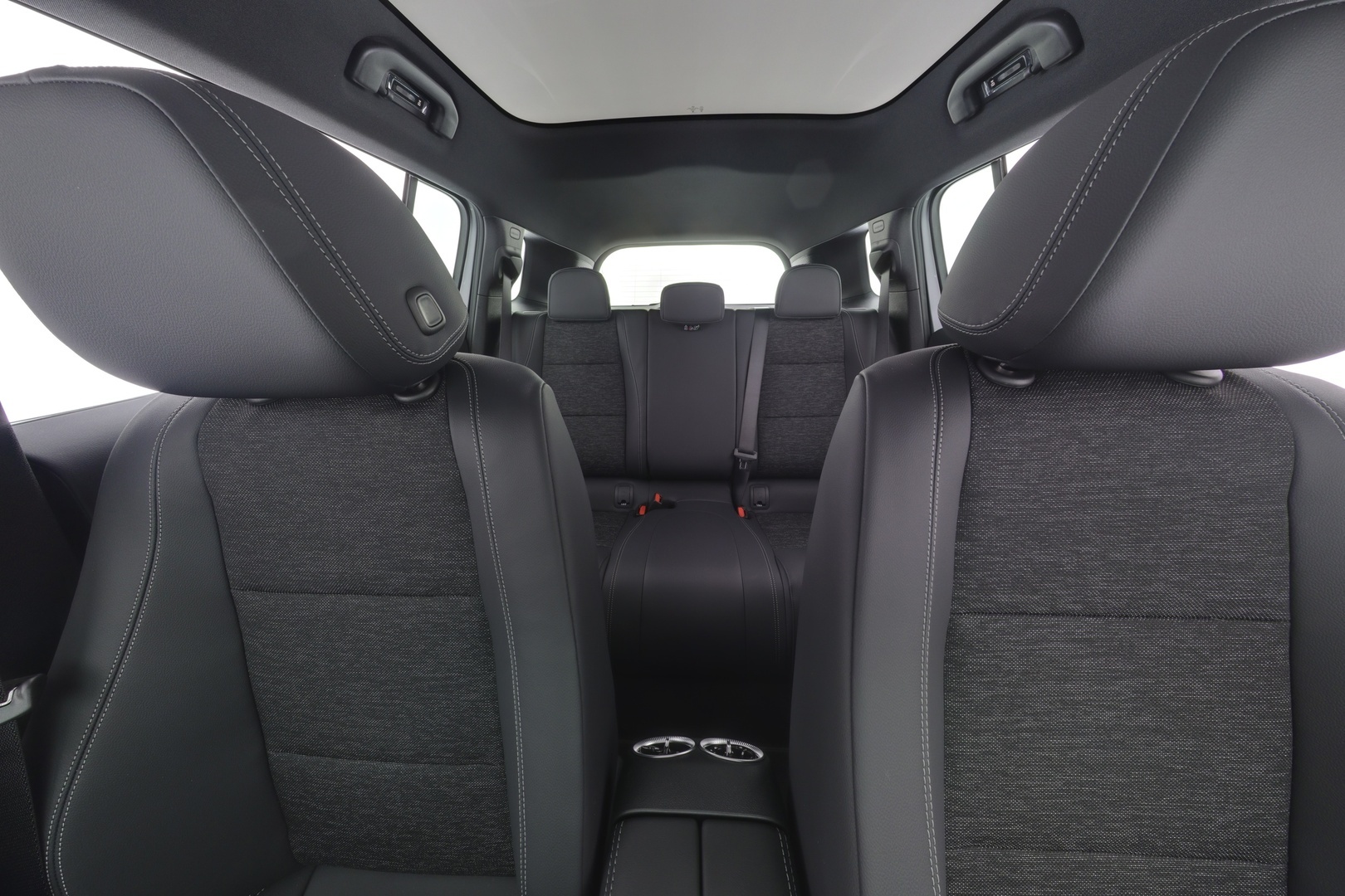 MERCEDES-BENZ GLB 8