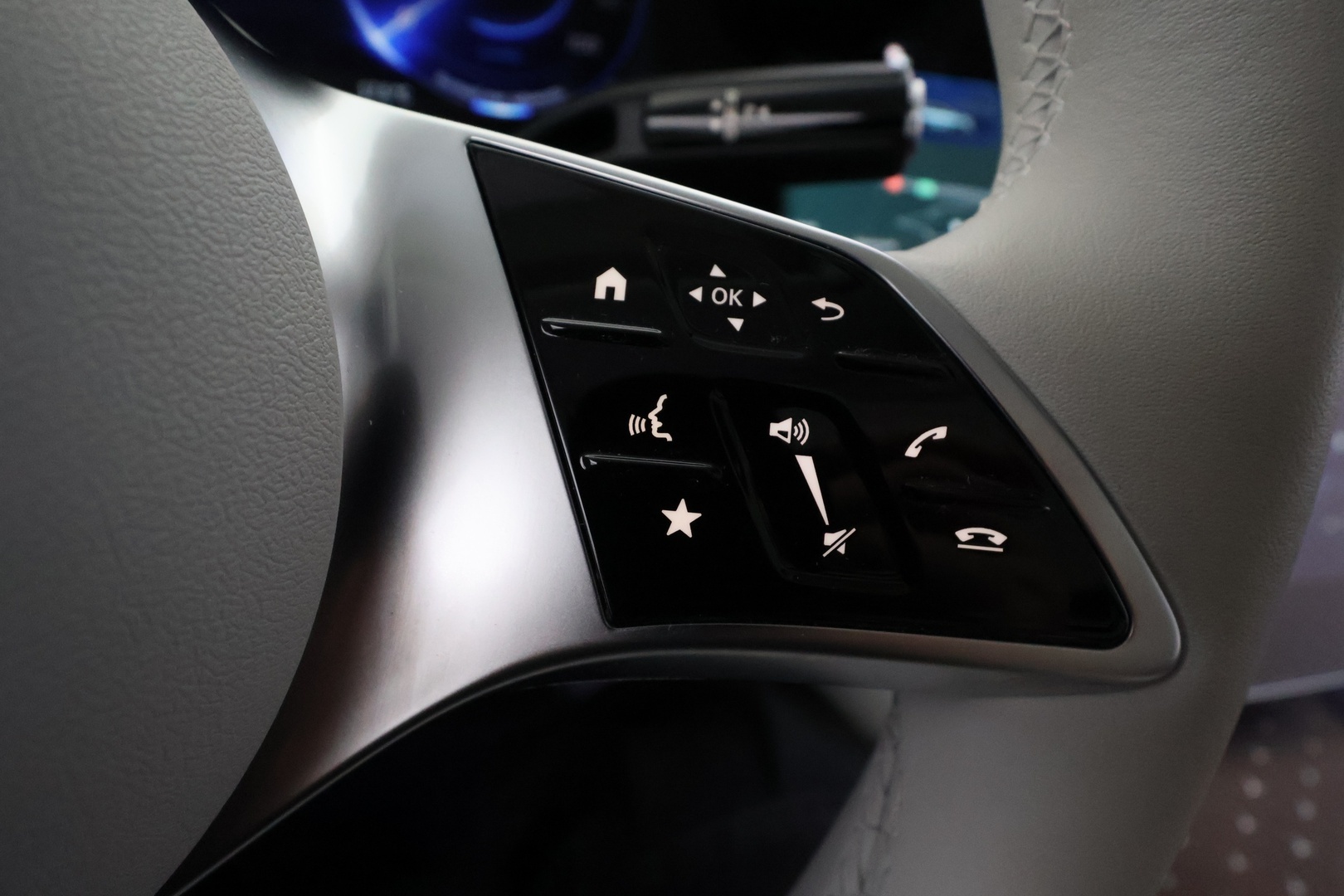 MERCEDES-BENZ EQE SUV 2023