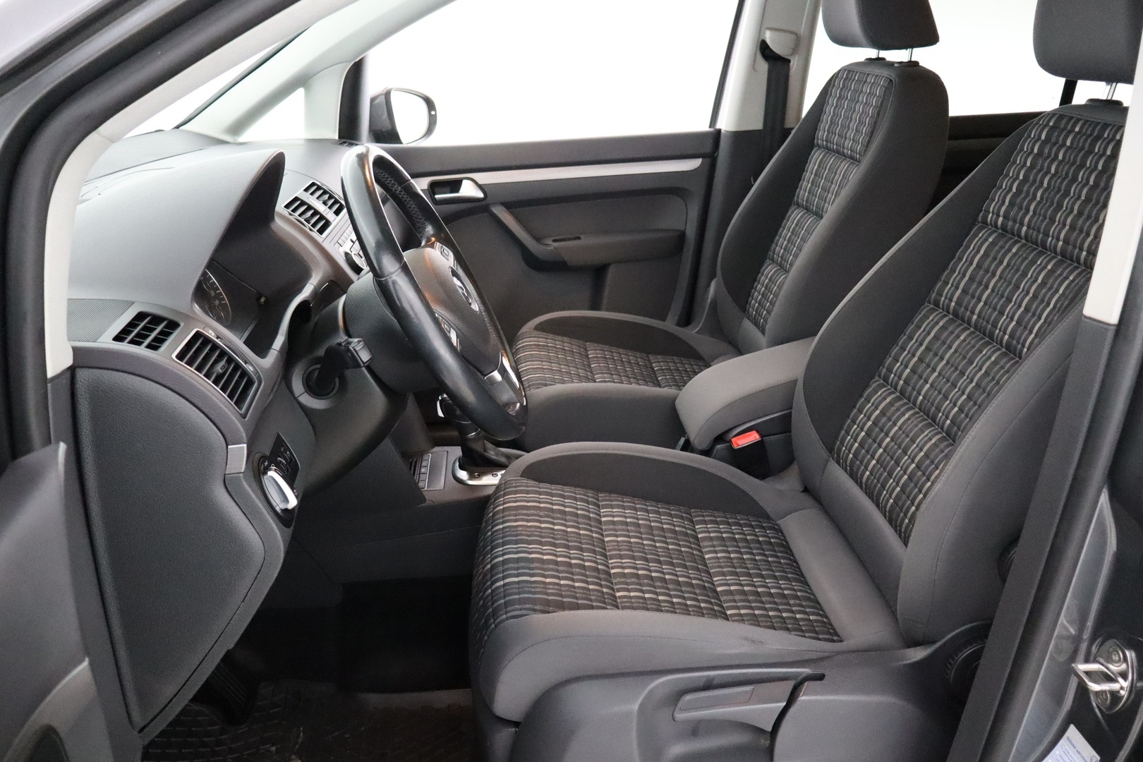 VOLKSWAGEN Touran 2011