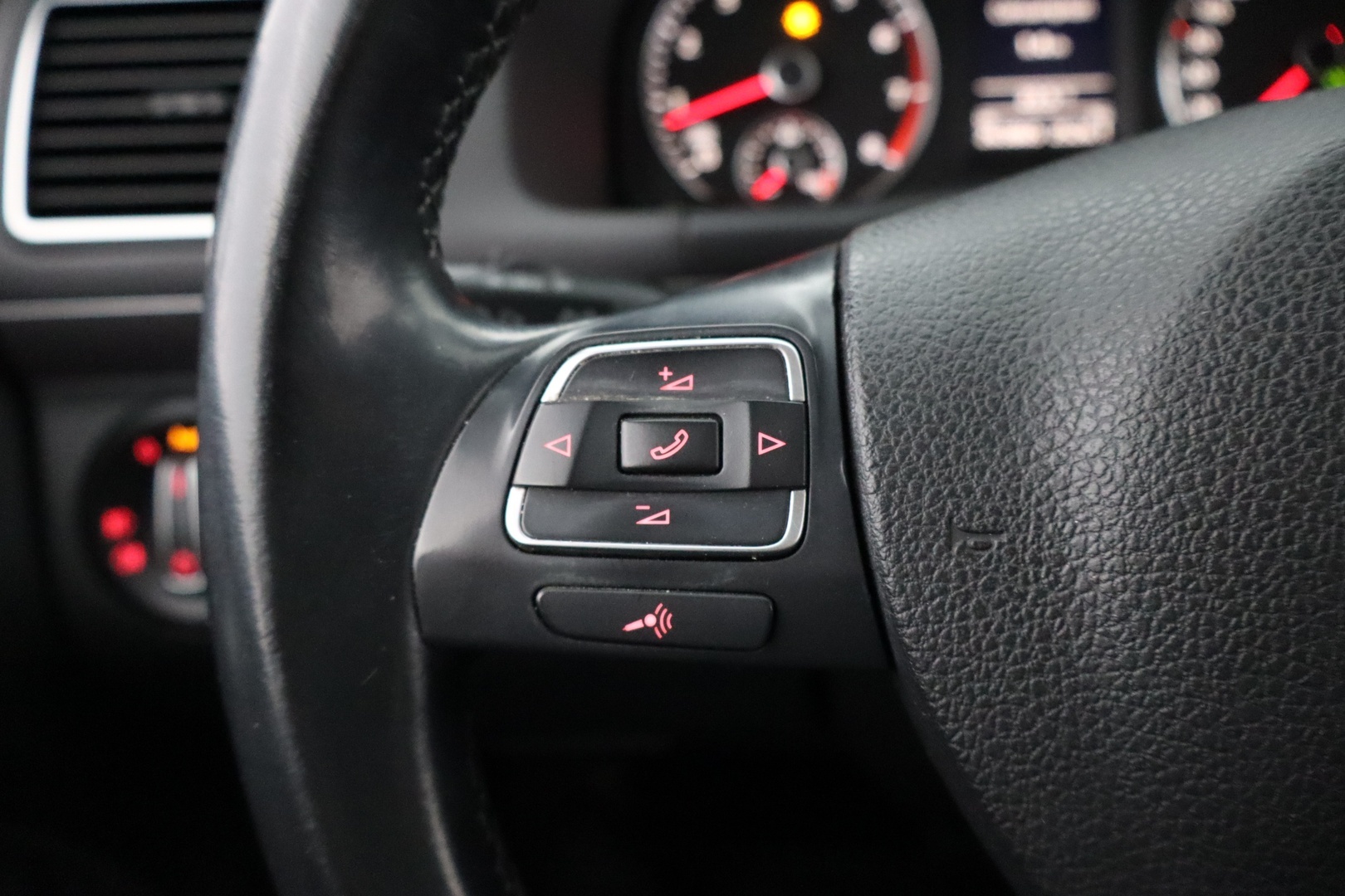 VOLKSWAGEN Touran 2011