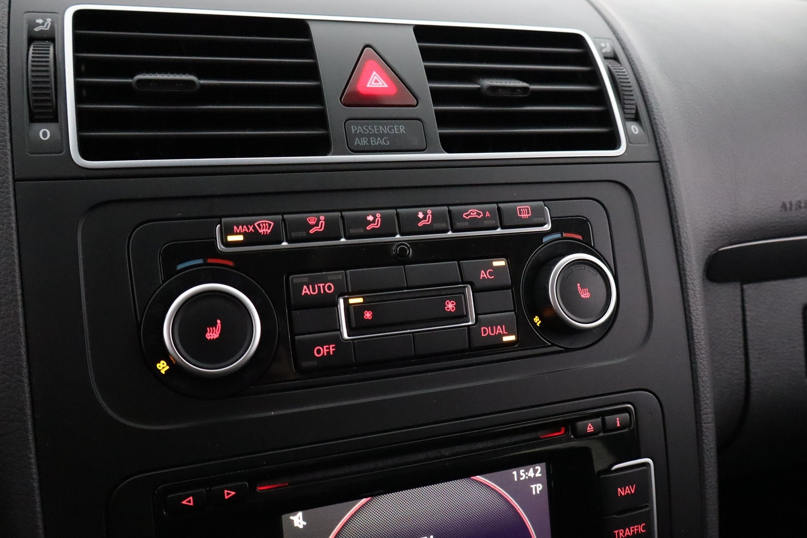 VOLKSWAGEN Touran 2011