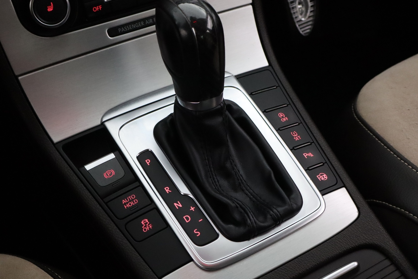 VOLKSWAGEN Passat 2011