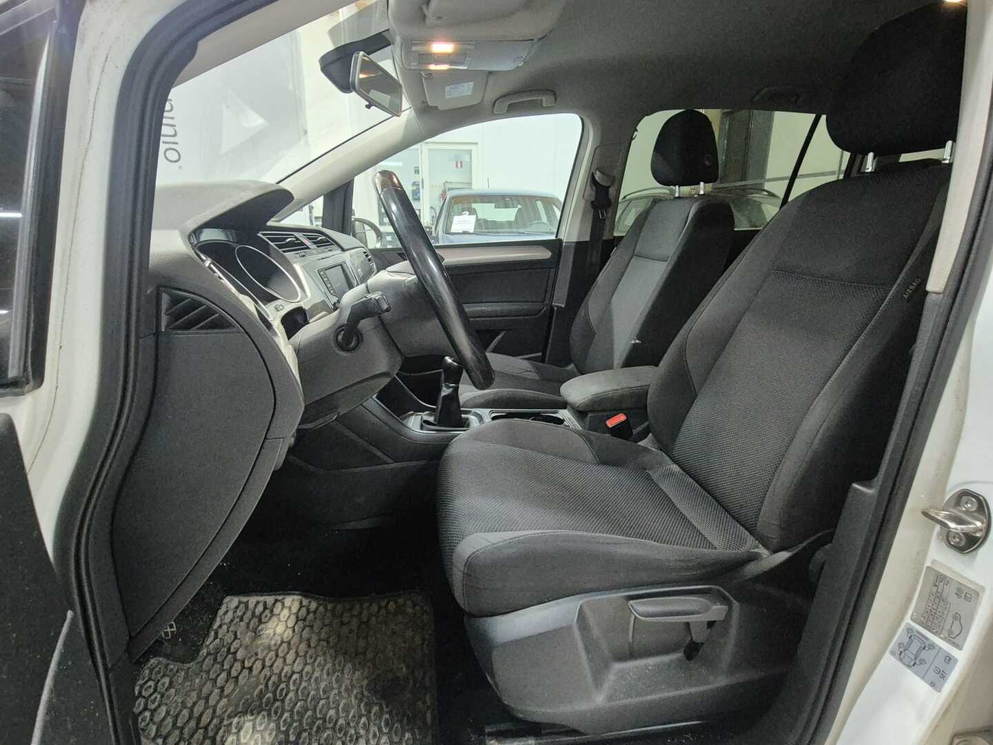 VOLKSWAGEN Touran 2017