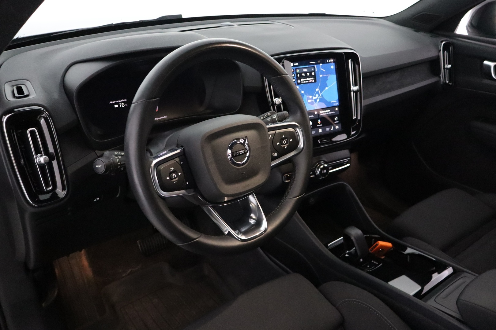 VOLVO XC40 11