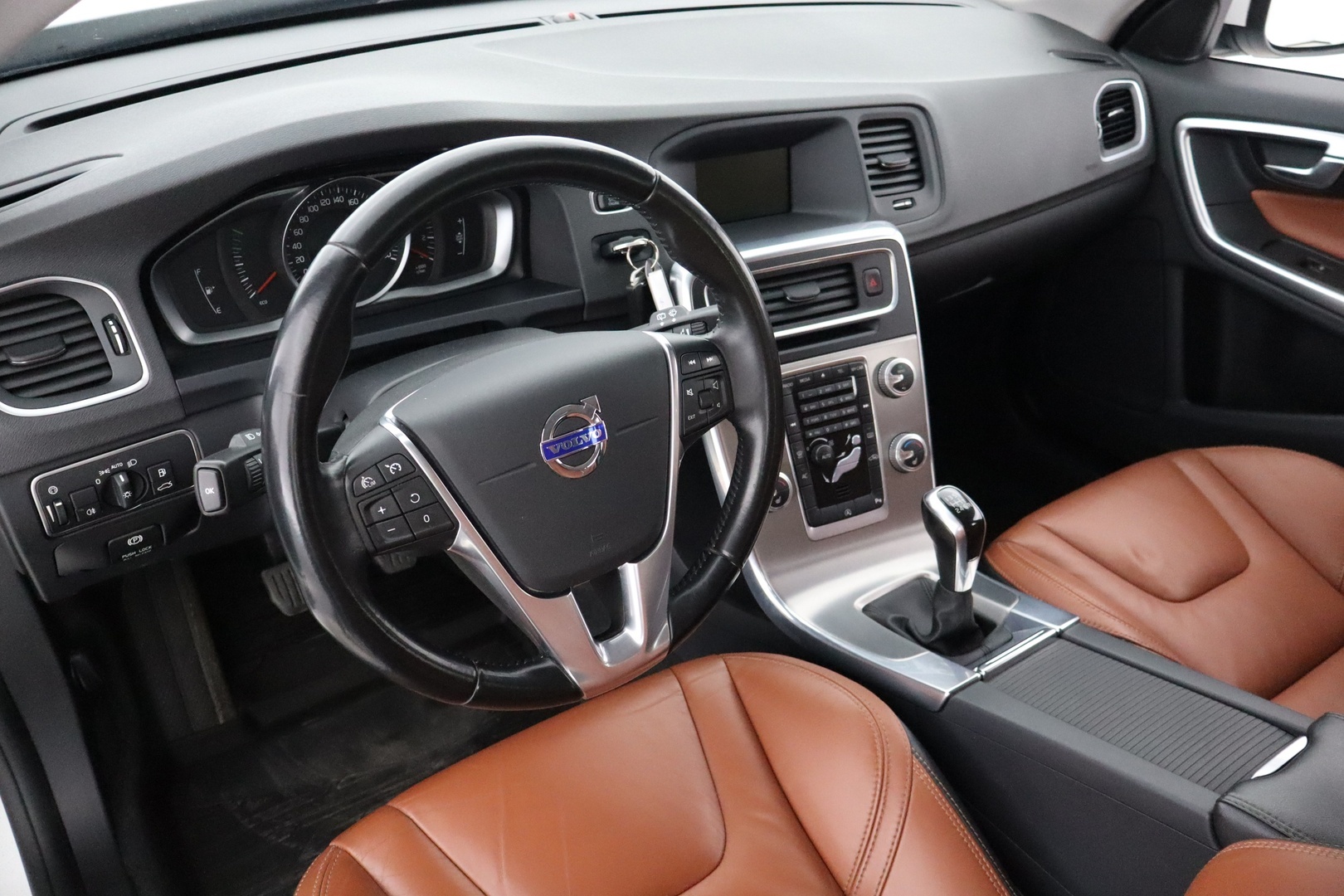 VOLVO V60 2015