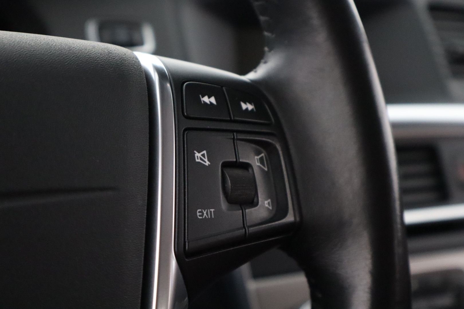 VOLVO V60 2015