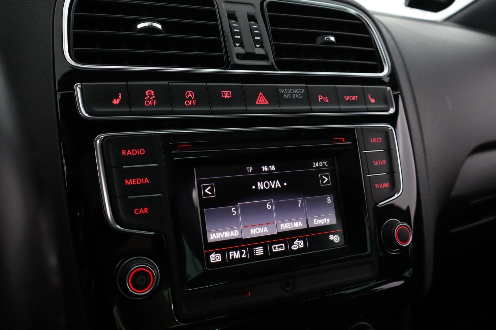 VOLKSWAGEN Polo 19