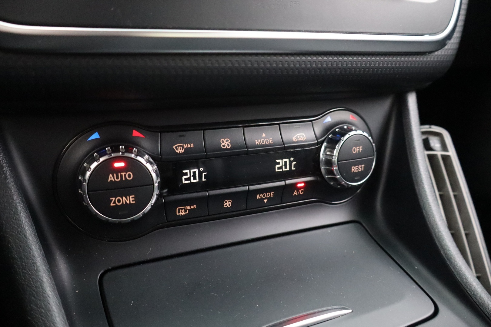 MERCEDES-BENZ A 2014