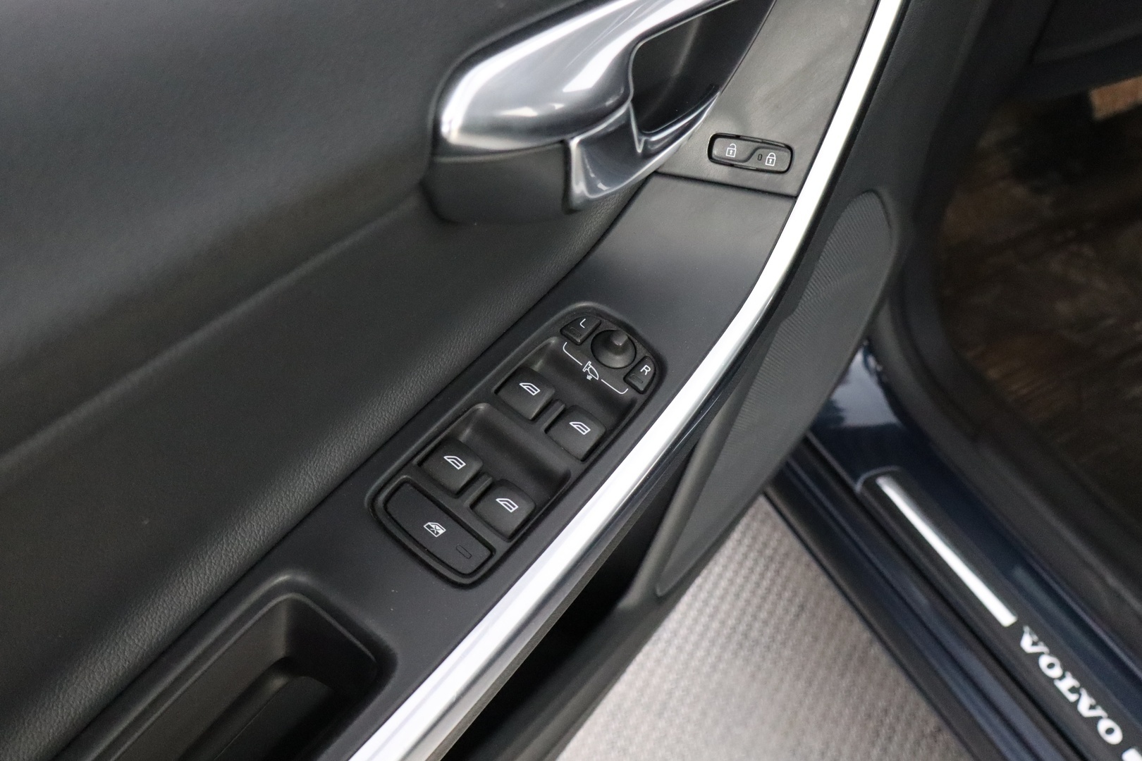 VOLVO V60 2015