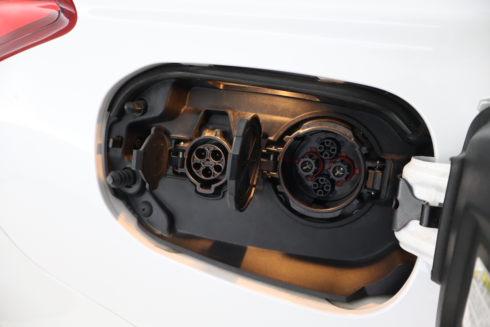 MITSUBISHI Outlander PHEV 2016