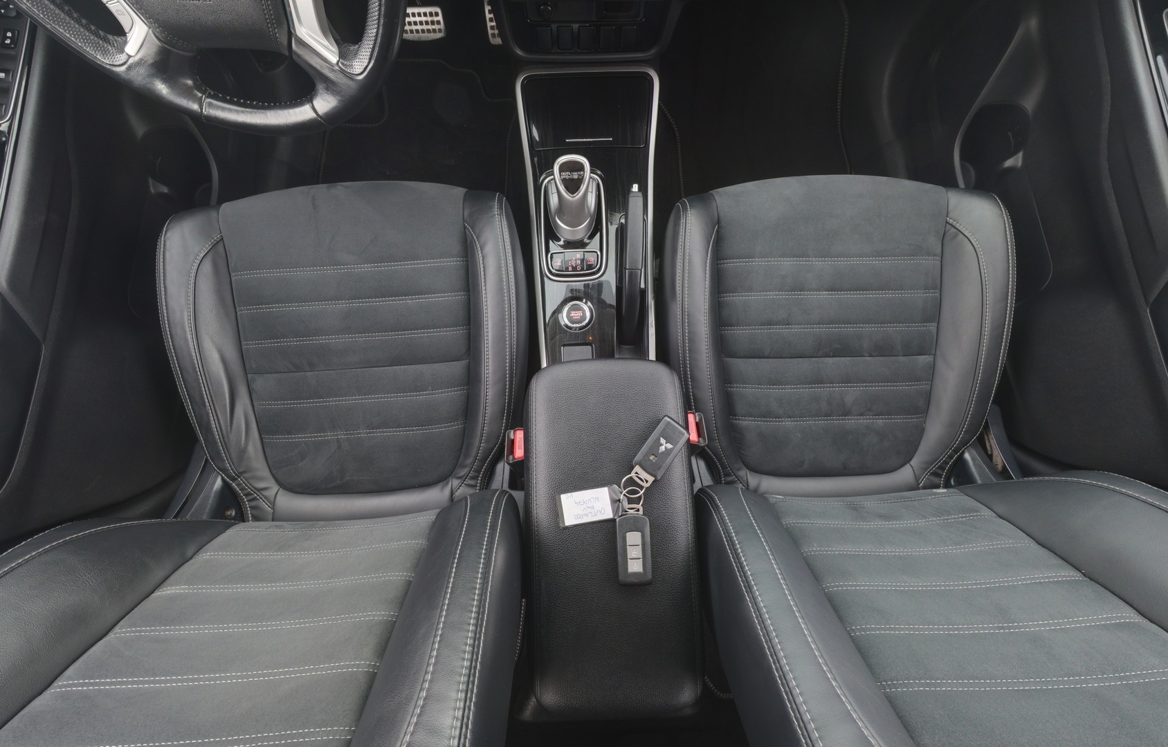 MITSUBISHI Outlander PHEV 2016