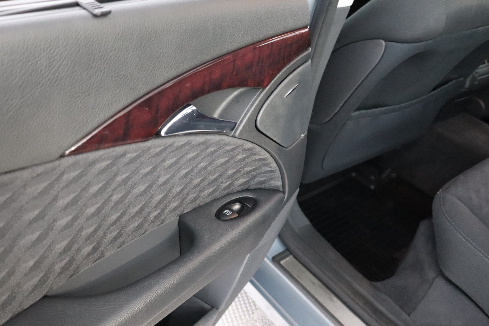 MERCEDES-BENZ E 2005