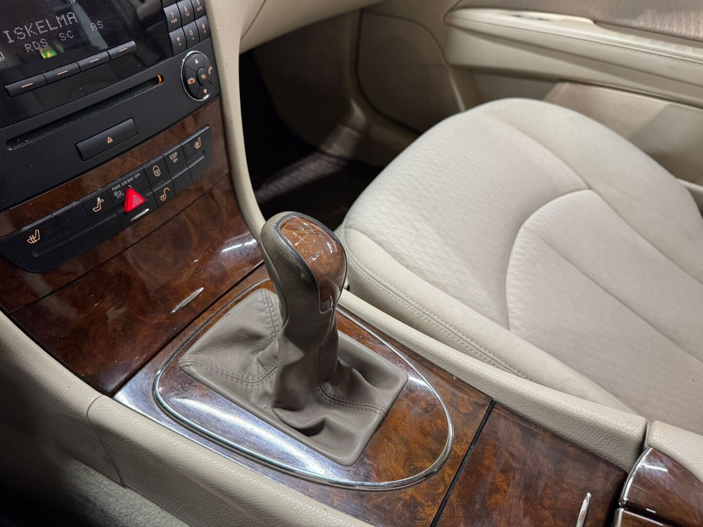 MERCEDES-BENZ E 2004