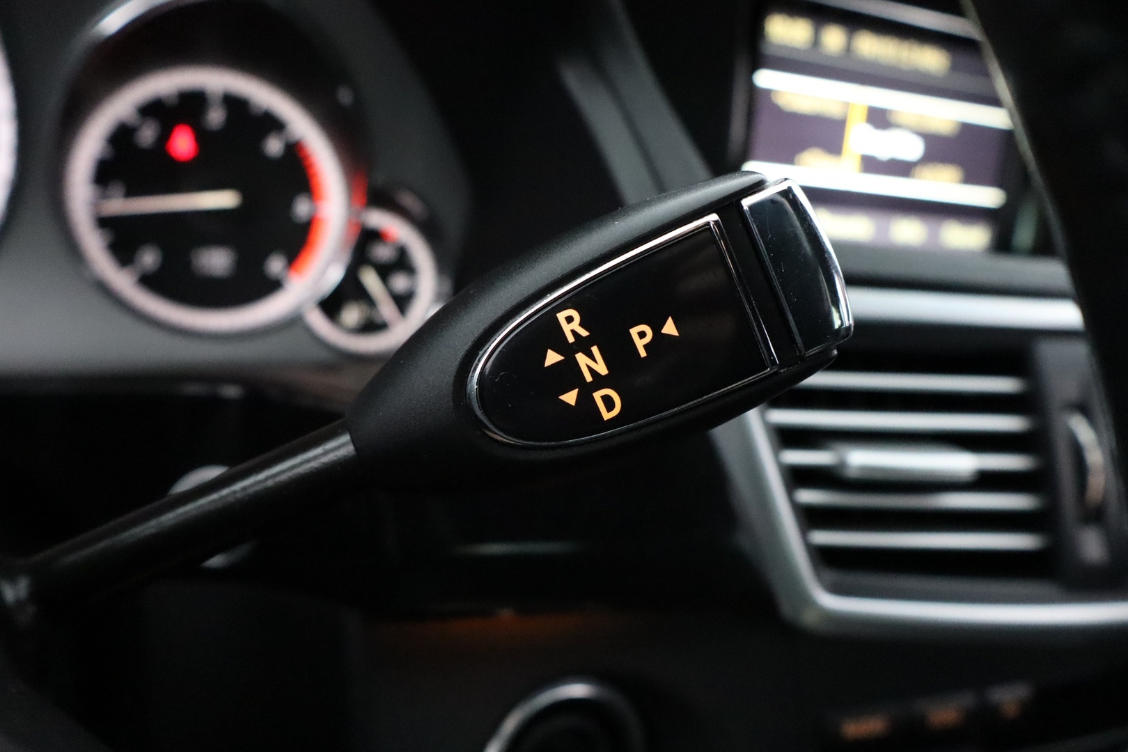 MERCEDES-BENZ E 2012