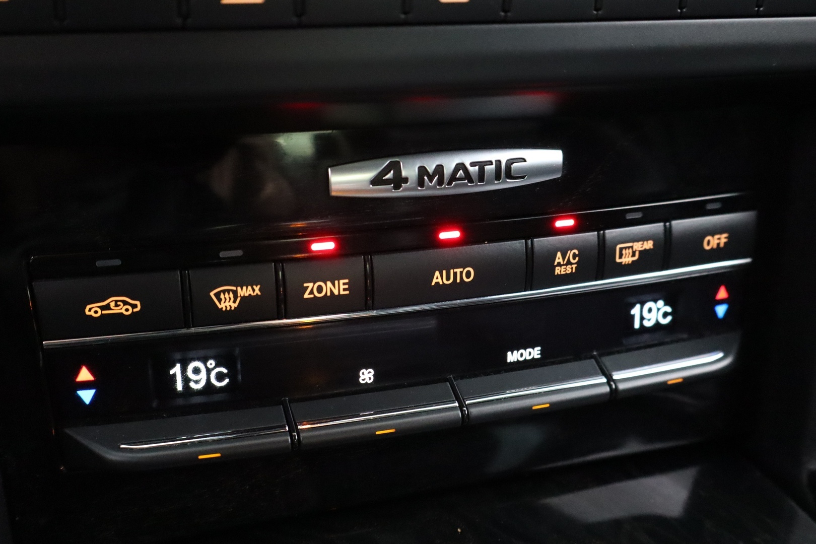 MERCEDES-BENZ E 2012