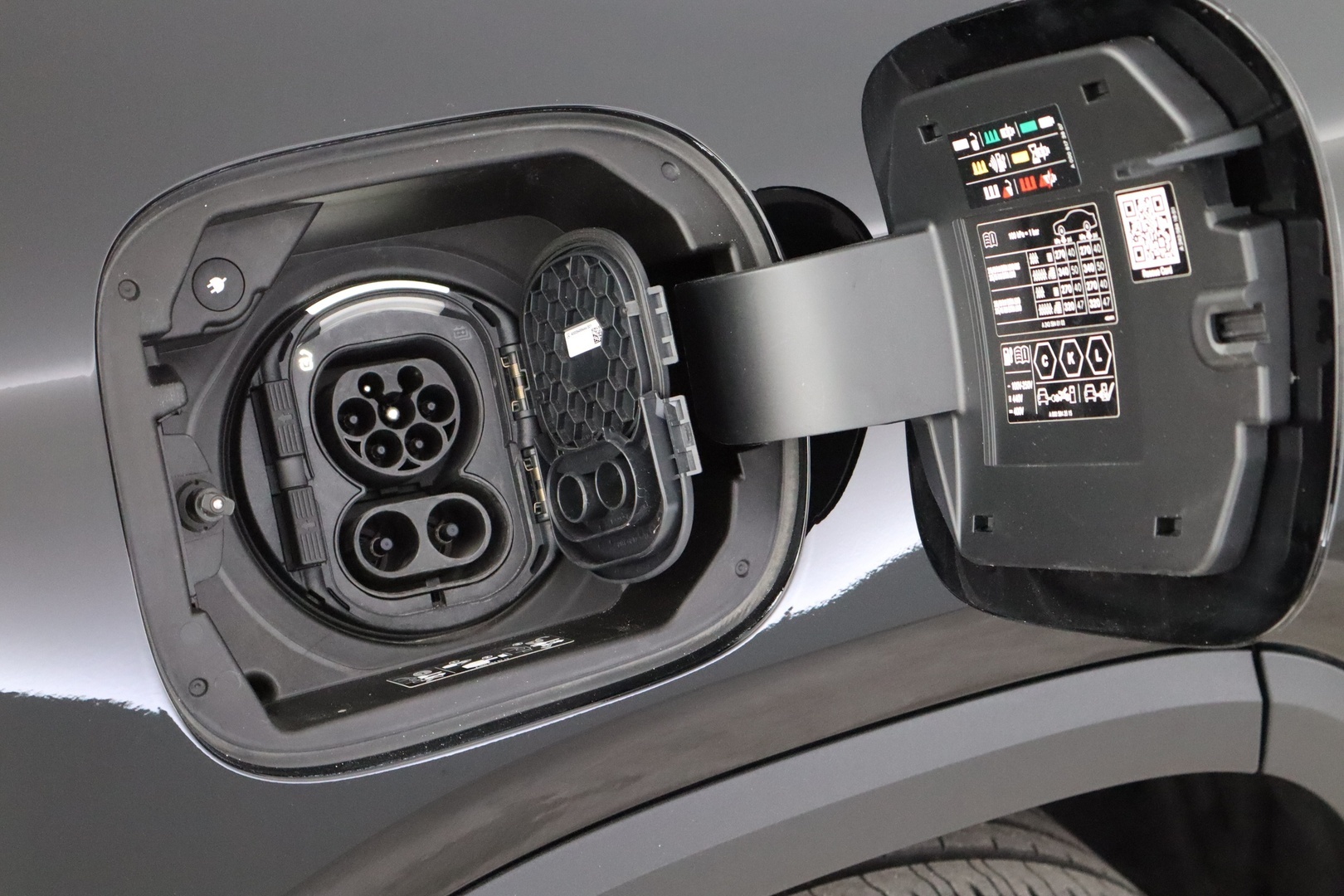 MERCEDES-BENZ EQA 2023