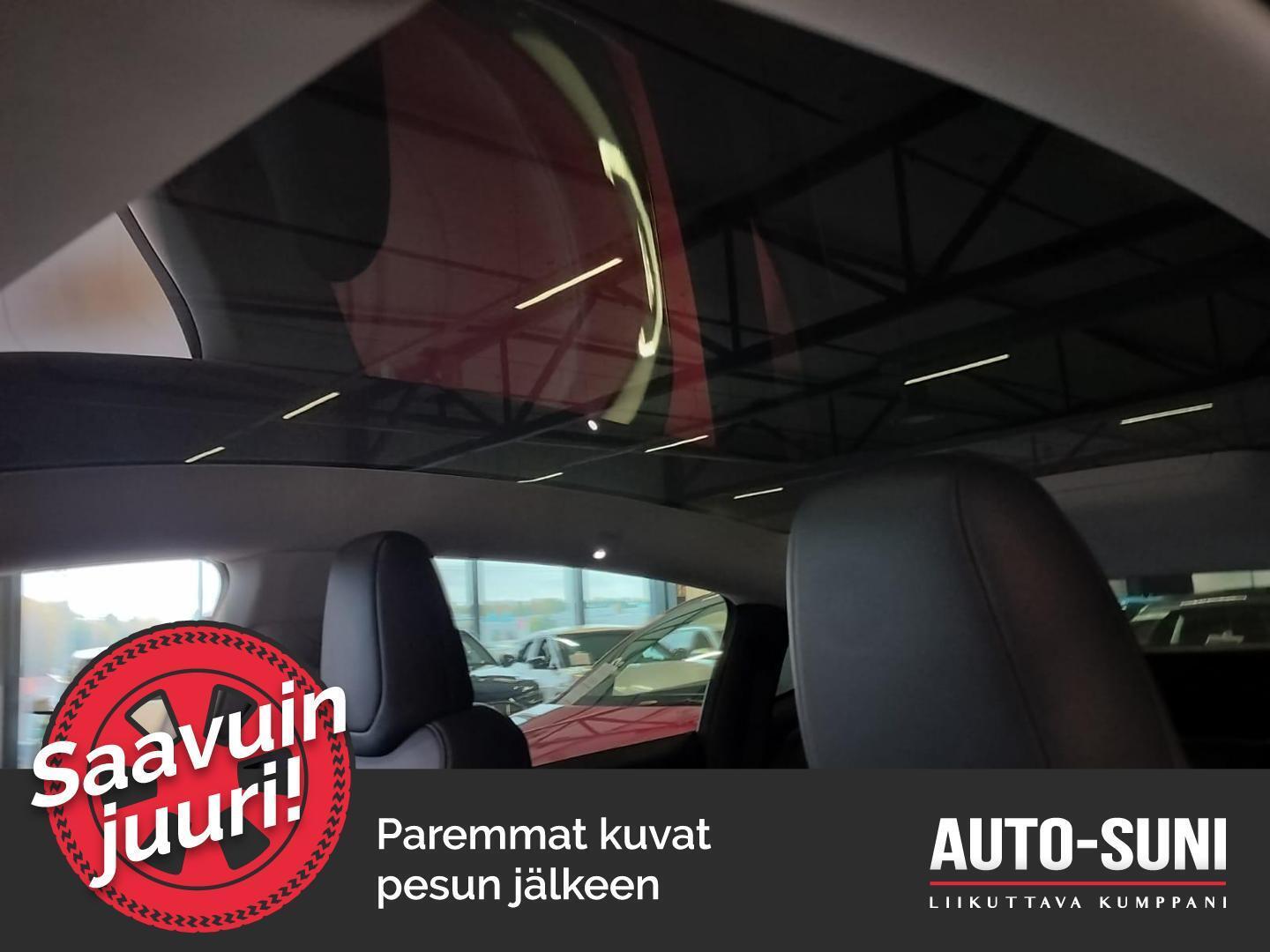 TESLA Model Y 6