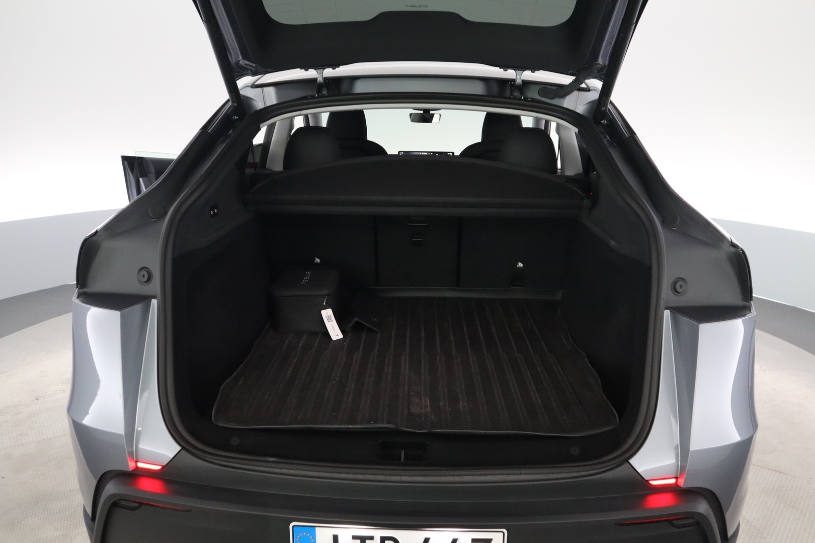 TESLA Model Y 17