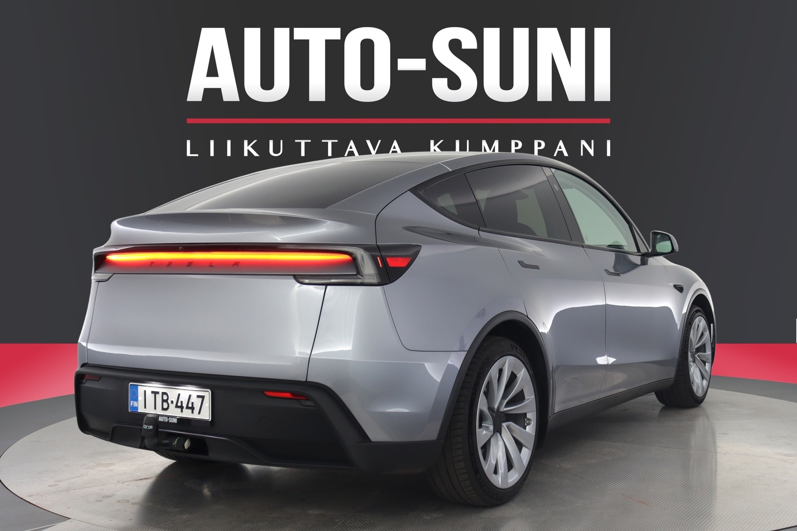 TESLA Model Y 3