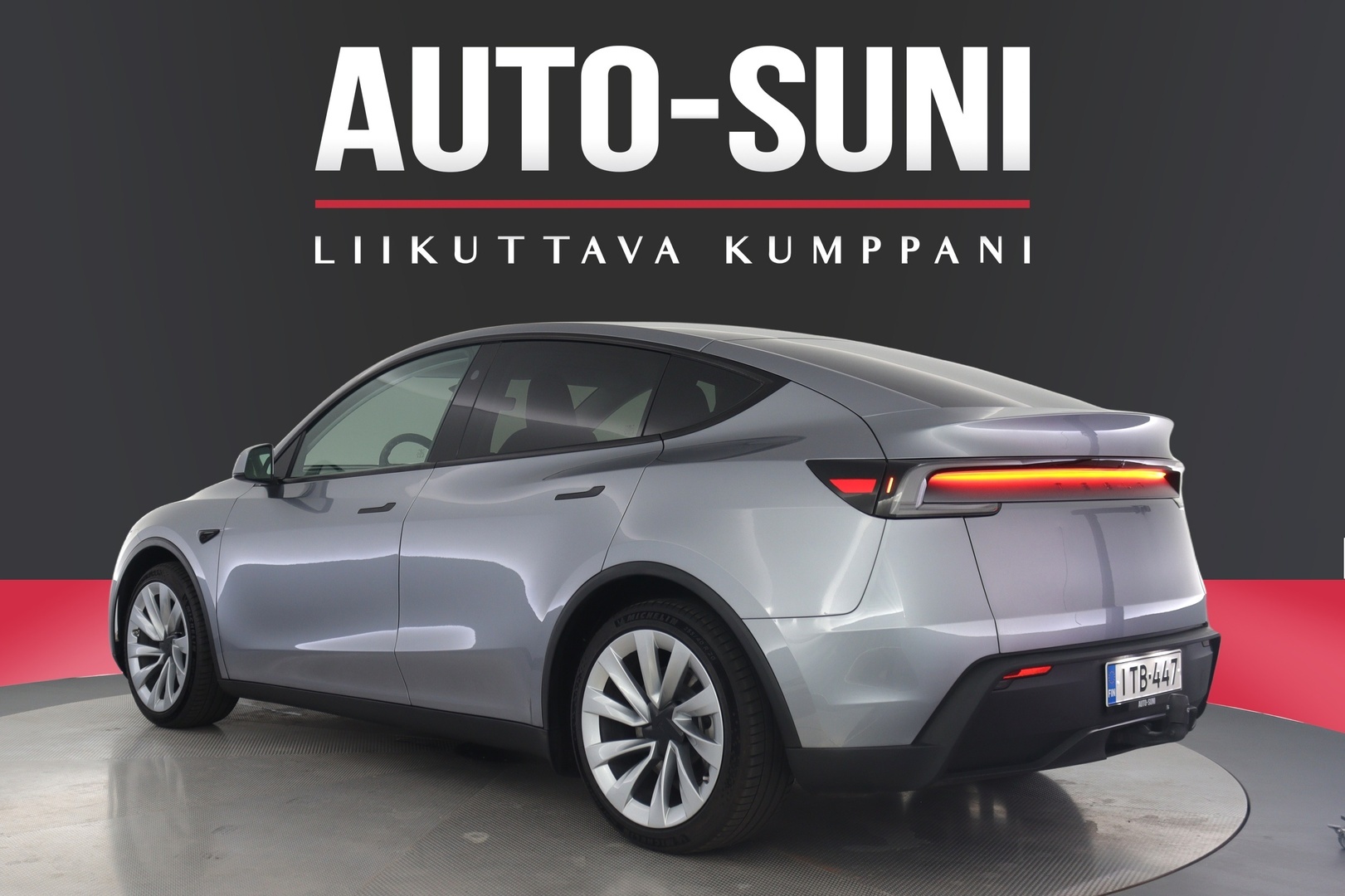 TESLA Model Y 4