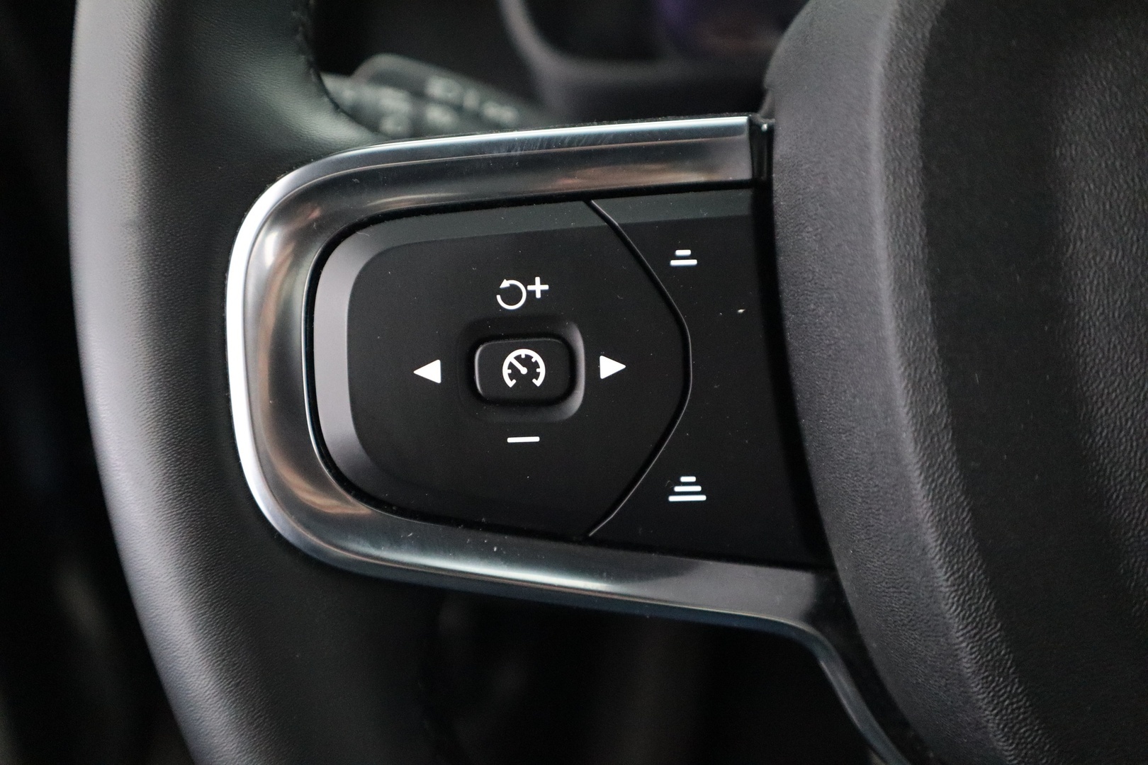 VOLVO XC40 11