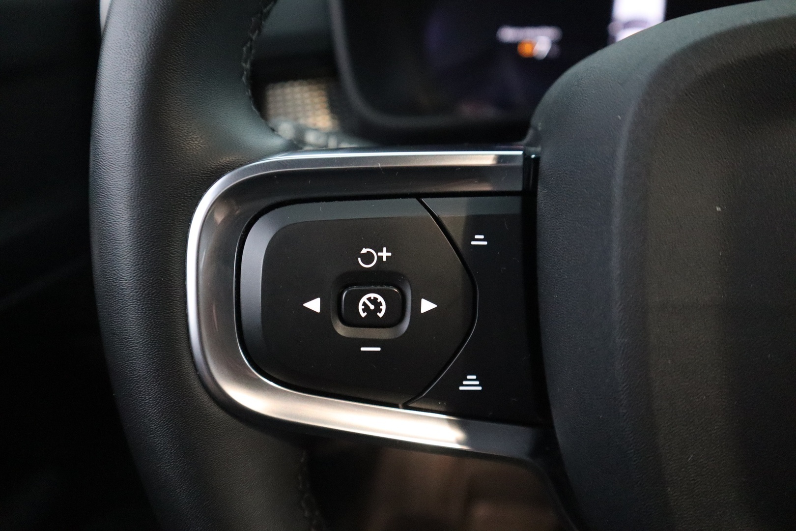 VOLVO XC40 12