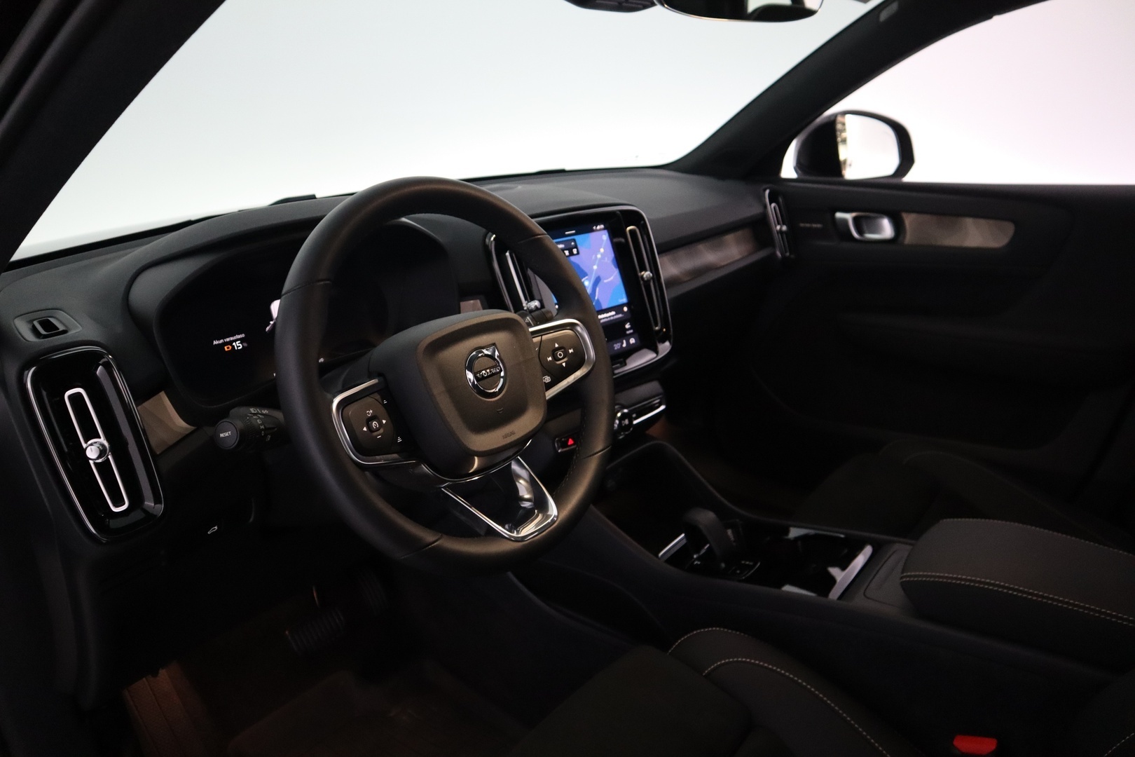 VOLVO XC40 2023