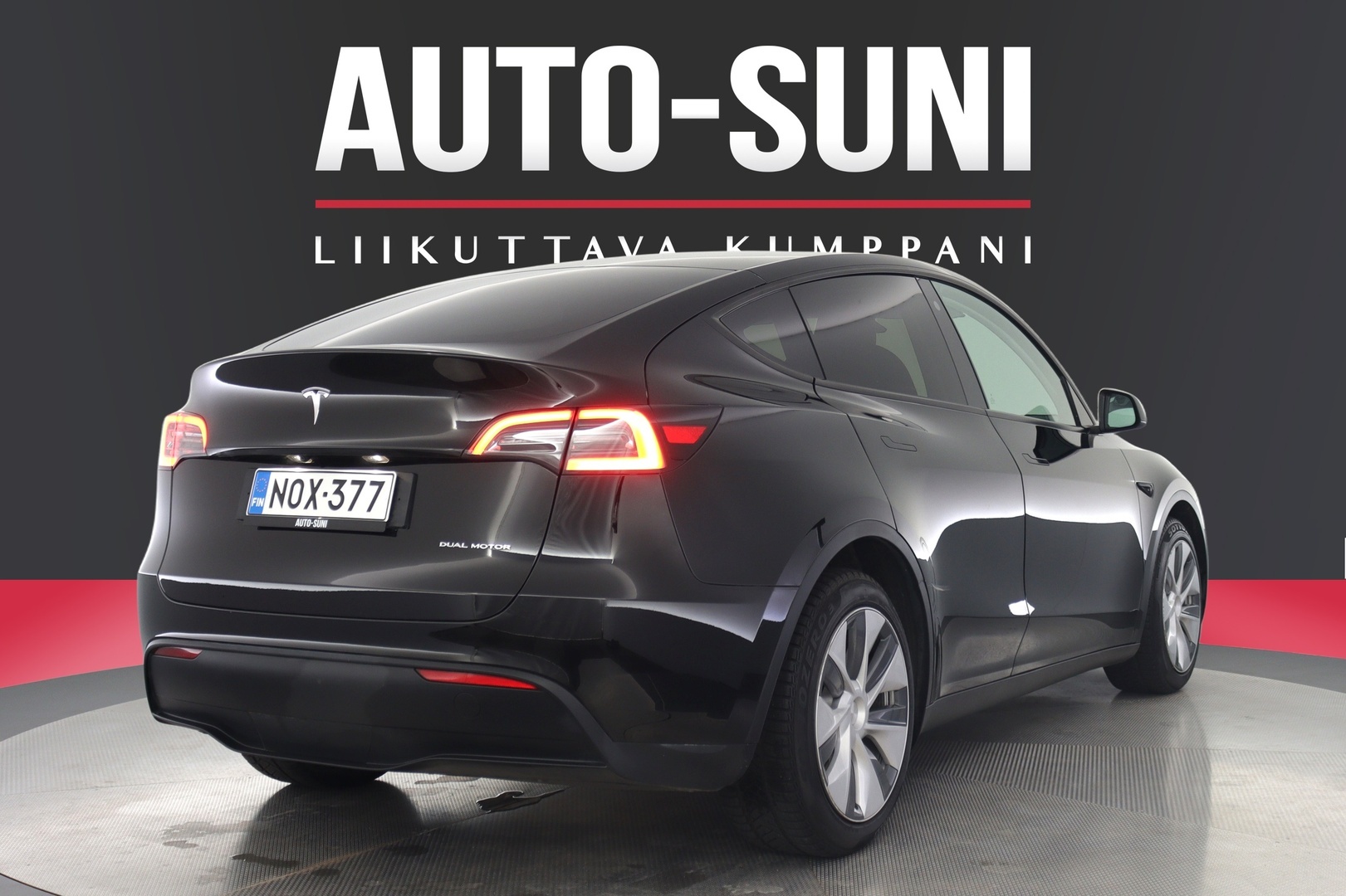 TESLA Model Y 3