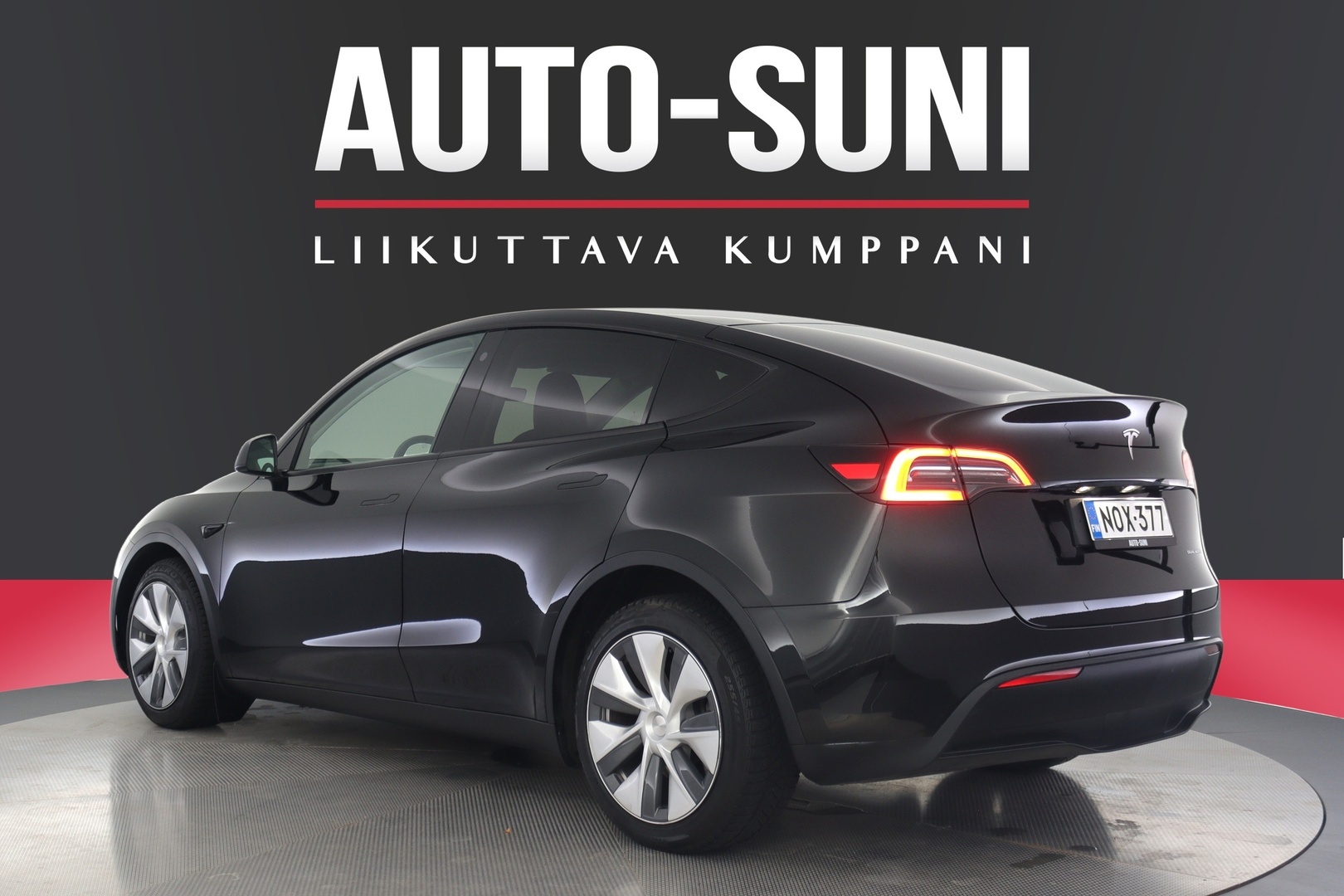 TESLA Model Y 4