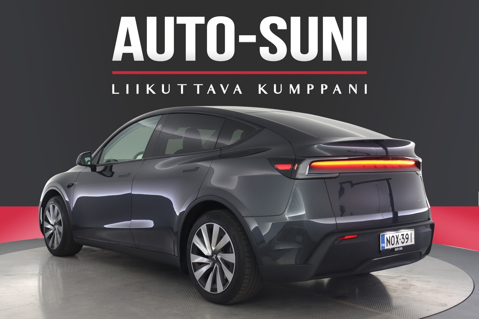 TESLA Model Y 4