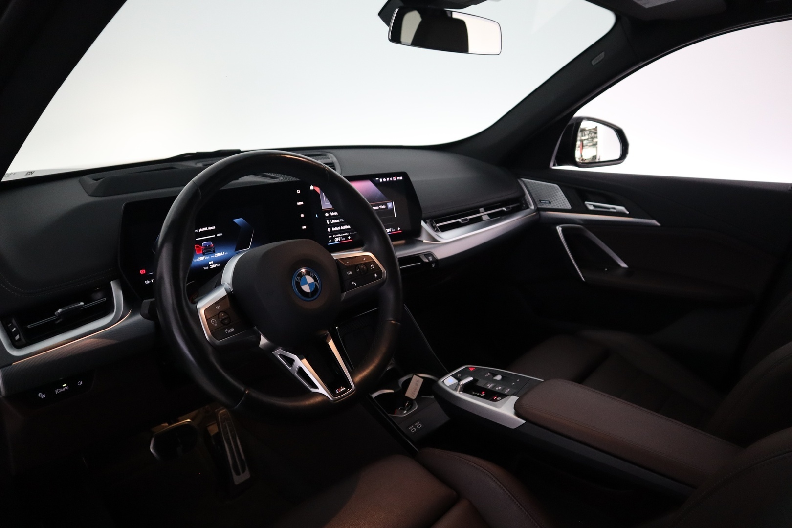 BMW iX1 11