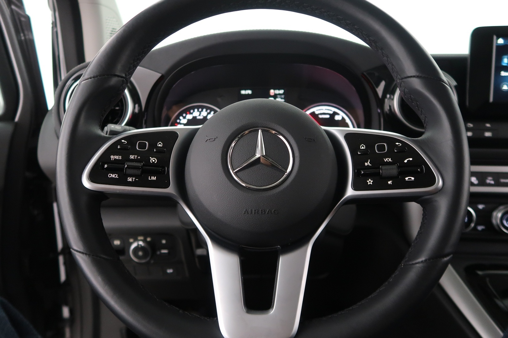 MERCEDES-BENZ EQT 2023