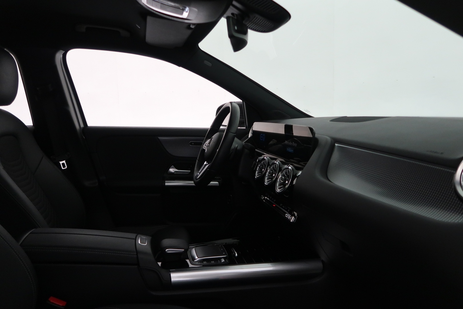 MERCEDES-BENZ EQA 2023