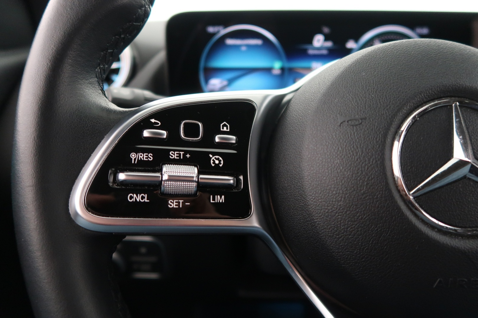 MERCEDES-BENZ EQA 2023